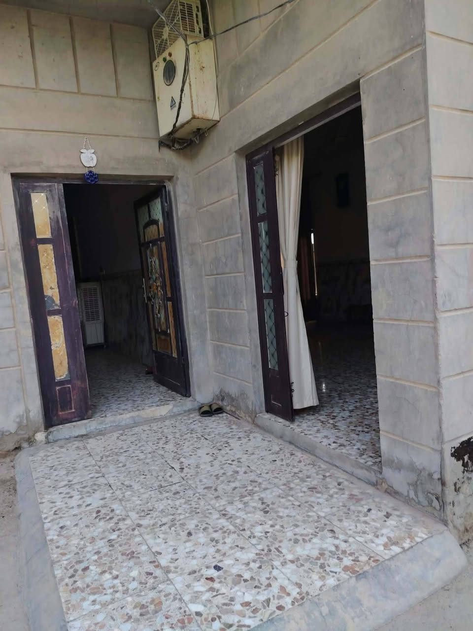 بيت للبيع المساحه 400متر
متكون من غرفتين نوم-هول -ستقبال-مطبخ -صحيات داخليه و خارجيه
الموقع/قرب شريفه بت الحسن 
لاستفسار تصال عله رقم ***********
السعر 125
