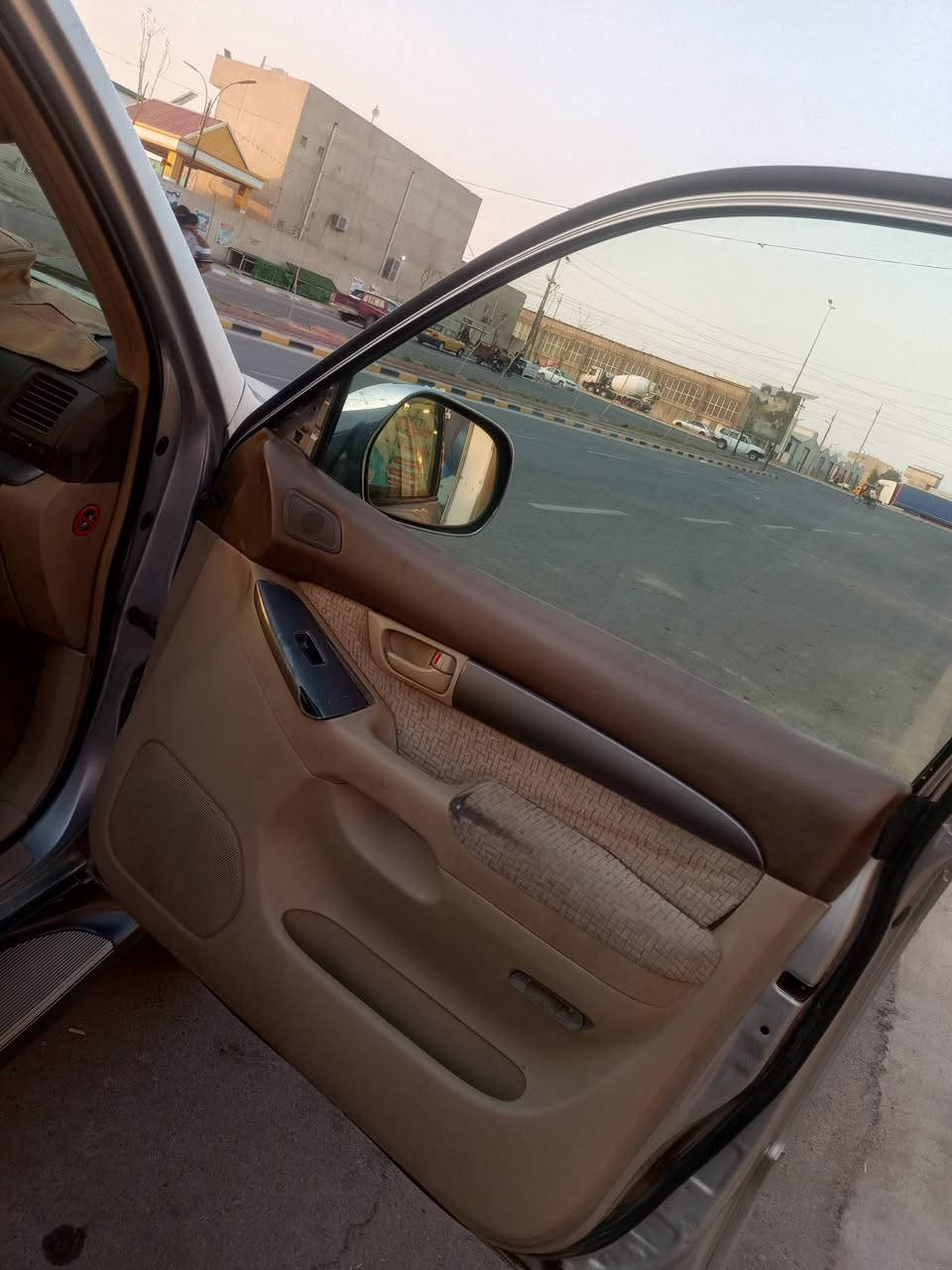 . عليكم ورحمه الله برادو موديل 2004مكينه4سلندر مكفول من الصبغ عده الجاملق لخلفي اليمن بيه ضربه سياره جاهزه تبريده ثلج حداد 100/100 تخم تايره سنويه 28 سعره 120 وبيه مجال مكاني ميسان والاستفسار عن الرقم *********** ترهم مراوس حسب القناعه
