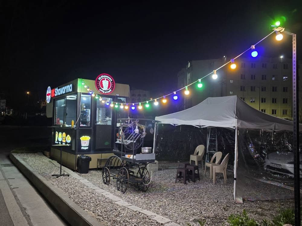 Koshky fast food bo froshtn  ba kaml ashyawa 3 mang eshy krdwa 95 waraqaw m3amala *********** دخان, السليمانية

نص مكتوب في الصور:
- UK Shawarma Shawarma Pasta Burger Rizzo
