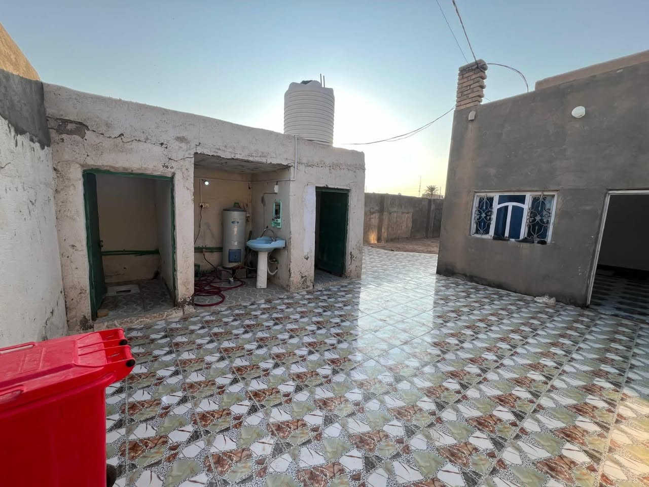 دار للبيع مساحه 180 متر 
طابو صرف مداور ثاني يوم 
العنوان الشطره حي الزهراء 
قرب مدرسة عين الحياة 
السعر 65 مليون ابيه مجال
للتواصل واتساب على الرقم ***********
