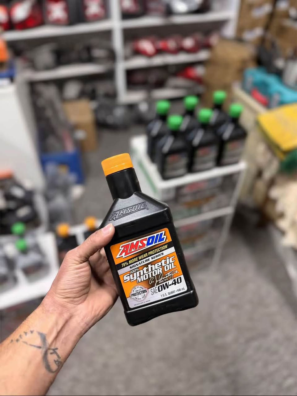 مجمع مصطفى العكايشي
زيت محرك تخليقي بالكامل امزويل فئة التوقيع AMSOIL Signature Serie

تُعد زيوت AMSOIL Signature Series من أفضل زيوت المحركات التخليقية في العالم، إذ تم تطويرها لتوفير حماية متقدمة للمحركات الحديثة العاملة بالبنزين وبتقنية الشحن التوربيني (Turbo) أو الحقن المباشر (GDI).
تم تصميمها لتلبية أو تجاوز متطلبات GM dexos1™ Gen 2 ومعايير API SP / ILSAC GF-6A، مما يجعلها مناسبة لمجموعة واسعة من السيارات الحديثة.

مواصفات ومميزات المنتج (بحسب الشركة المصنعة):

حماية للمحرك بنسبة 75% أكثر ضد التآكل وفقدان القوة مقارنة بالزيوت التقليدية.

قدرة تنظيف أعلى بنسبة 50% من زيت AMSOIL OE Motor Oil للحفاظ على نظافة المحرك الداخلية.

يحمي الشواحن التوربينية بنسبة 72% أفضل من الحد الأدنى المطلوب وفق اختبار GM dexos1 Gen 2.

قوة تحييد أحماض بنسبة 28% أعلى من زيت Mobil 1 Annual Protection، مما يطيل عمر الزيت والمكونات الداخلية.

ضمان حماية حتى 25,000 ميل أو سنة كاملة من الاستخدام.

معتمد من خبراء بناء المحركات ويستخدم من قبل محترفي الأداء العالي.

المزايا التقنية:

تركيبة تخليقية بالكامل تقلل الاحتكاك وتحسن كفاءة استهلاك الوقود.

مقاومة عالية للأكسدة والحرارة للحفاظ على ثبات اللزوجة.

تمنع تكون الرواسب وتحد من تراكم الكربون داخل المحرك.

أداء ممتاز في درجات الحرارة العالية والمنخفضة لضمان تشغيل سلس في كل الظروف.

الأنواع المتوفرة:

AMSOIL Signature Series 0W-20 100% Synthetic Motor Oil

AMSOIL Signature Series 5W-30 100% Synthetic 
Motor Oil

AMSOIL Signature Series 0W-40 100% Synthetic 
Motor Oil

نص مكتوب في الصور:
- مجمع مصطفى العكايشي للأدوات وصيانه السيارات الأمريكي ***********