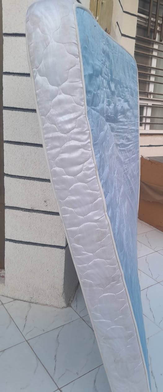 السلام عليكم عندي جرابي اثنين ام النفر خشب عراقي ثقيل درجة اولئ الطول 200×90العرض  والفراش 200×180 الجرابي رايدهن ب50 والفراش،ب50 العنوان كربلاء الحسينية منطقة الطف الجرية ***********
