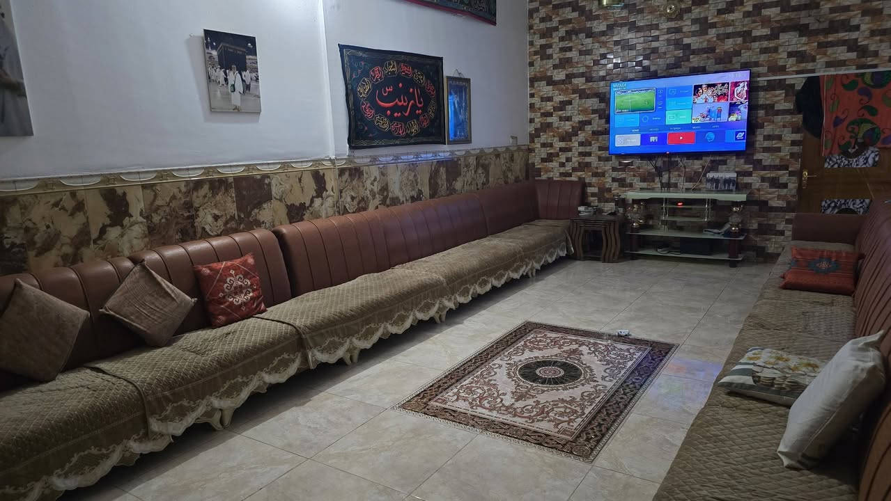السلام عليكم بيت ٢٠٠ متر بدايه مسقط خلف مجمع مسقط الطبي بيت طابقين يتكون من استقبال وحولي ومطبخ وغرفه وصحيات الطابق الاول والثاني يتكون من ٣ غرف وحولي وصحيات للاستفسار ***********
