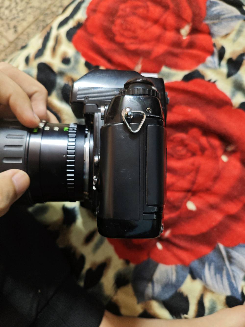 📷 كاميرا فلم Nikon F4 + عدسة Vivitar 28-70mm للبيع

كاميرا نيكون F4 الاحترافية (فلم 35mm) من الفئة الكلاسيكية، مع عدسة Vivitar زوم 28-70mm f/3.5-4.5 ماكرو.

✅ الكاميرا تشتغل والشتر يسمع صوته
✅ العدسة والزوم يشتغلون
✅ الشكل الخارجي نظيف

⚠️ ملاحظات بصدق:
- موجودة نقاط سودة (مصوّرة بالصور)
- ما مجرّبة بفلم
- تحتاج 4 بطاريات AA

💰 السعر: 450 ألف دينار (قابل للتفاوض شوية)

📍 التسليم والفحص بالمكان قبل الشراء، والمعاينة مفتوحة.
للتواصل: رسالة على التطبيق أو الرقم. ***********
