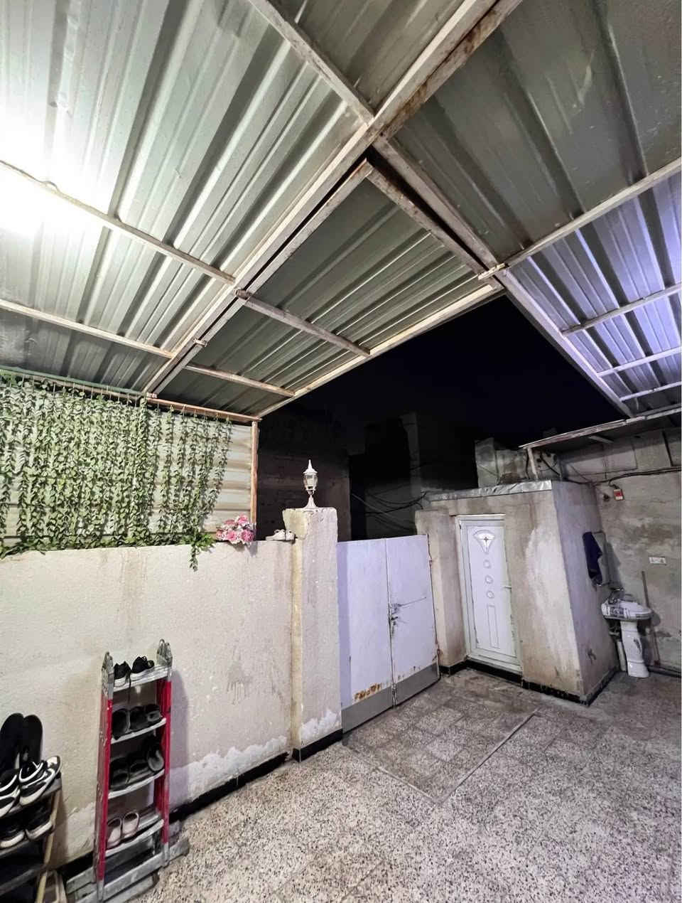 السلام عـليكم  دار  للبيع
محموديه قرب سوق الذهب 
  علما البيت داخل مجاز 
يحتوي ثلاث غرف اثنان
جوه وحده فوك 
مساحته 121
علما ان عرض المسلك (المجاز) 3متر تقريبا 
متر ملاحظه
  للتواصل والاستفسار الرقم ***********
