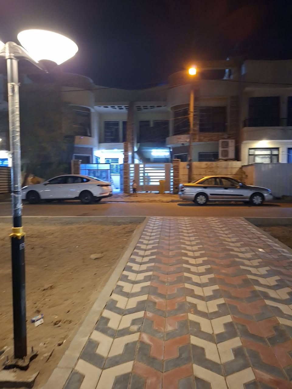 ✨ عقار استثنائي للبيع في بغداد الجديدة | حي القضاة
🏡 عنوان الرقي… وموقع يصنع قيمة العقار

فرصة مميزة لامتلاك منزل حديث بمواصفات عالية وموقع استثنائي في واحدة من المناطق السكنية المتميزة في بغداد الجديدة، يجمع بين جودة البناء، رحابة الموقع، الإطلالة المفتوحة، والقيمة الاستثمارية.

📍 الموقع الاستراتيجي
بغداد الجديدة – حي القضاة
محلة 701 | زقاق 36 | دار 1/7

🌳 إطلالة مفتوحة وشارع بعرض 40 متراً
يتميز العقار بموقعه على شارع واسع بعرض 40 متراً، مع إطلالة مباشرة على مساحة خضراء وتشجير مميز أمام العقار، ما يمنح المكان واجهة جذابة وإطلالة مفتوحة.

---

📐 تفاصيل العقار

▪️ المساحة: 150 م²
▪️ الواجهة: 7.5 م
▪️ العمق: 20 م
▪️ عرض الشارع: 40 م

🏛️ مواصفات البناء والتصميم

🏗️ سنة البناء: 2022
🔹 بناء درجة أولى
🔹 طابوق أحمر
🔹 واجهة وتغليف بالمرمر
🔹 طابقان بتقسيم عملي بنظام غرف سويت

التوزيع الداخلي:
🛏️ 4 غرف نوم
🚿 4 حمامات
🛋️ صالة واسعة
🚪 غرفة استقبال
🍽️ مطبخ
🚗 كراج سيارة

---

📜 الوضع القانوني

✅ طابو ملك صرف
✅ سند مستقل

---

💰 السعر

سعر المتر: 3,750,000 دينار عراقي
السعر الإجمالي: 565,000,000 دينار عراقي

🤝 يوجد تفاوض بسيط للجادين فقط.

---

⭐ لماذا هذا العقار؟

✔️ موقع مميز في بغداد الجديدة – حي القضاة
✔️ شارع واسع بعرض 40 متراً
✔️ إطلالة مباشرة على التشجير والمساحة الخضراء
✔️ بناء حديث من عام 2022
✔️ تشطيبات وواجهة من المرمر
✔️ تصميم مناسب للعائلة
✔️ طابو ملك صرف وسند مستقل
✔️ مناسب للسكن الخاص أو كاستثمار عقاري طويل الأمد

📞 للتواصل والمعاينة:
***********

📩 أو التواصل عبر الرسائل الخاصة.

العقارات المميزة لا تنتظر طويلاً… احجز موعد المعاينة واكتشف التفاصيل بنفسك.

#بغداد_الجديدة #حي_القضاة #عقار_للبيع #بيت_للبيع #عقارات_بغداد #عقار_استثماري #استثمار_عقاري #ملك_صرف #طابو_ملك_صرف #بيوت_بغداد #عقارات_العراق
