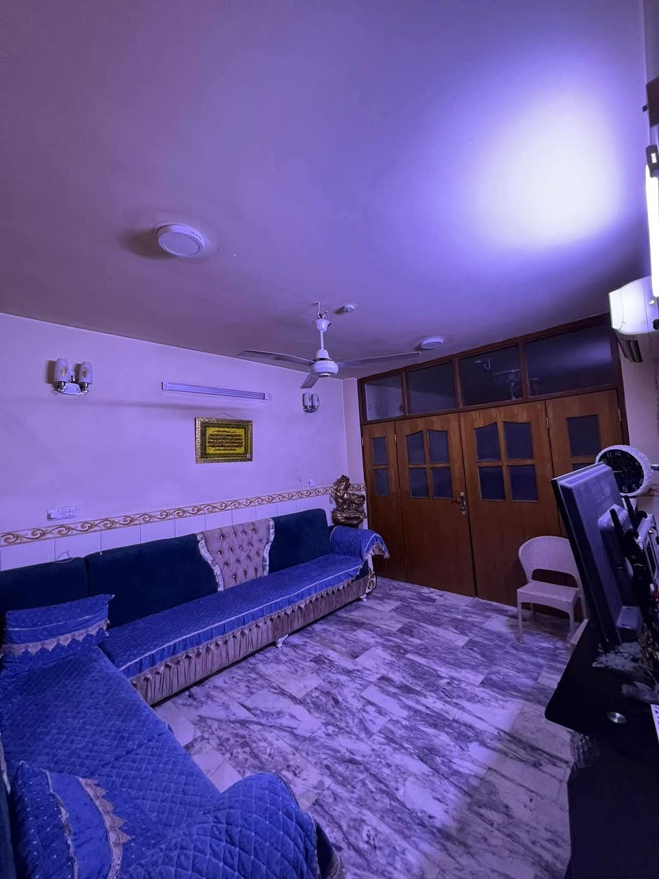 🏘️دار رگــــــن على ساحة للأيجــــــــار 
فـٓــــي حـــــــي الطيـــــــارة قـــــٰـرب آســـــواق مريومــــة
________________
المساحــــــة // 150م رگـــــــن 
الواجهـــــــــة // 8م
النــــــــــــزال // 18.8م
________________
🧱#الطابــــــــــــــق #الأرضـــــــــــــي
غـــــــــرفة وصالــــــــــة وهـــــــــــــول ومطــــــــــبخ ومجمــــــــــع صحــــــــيات وگـــــــــراج ومنــــــــور دور ...
🧱#الطابــــــــــــــق #الثانــــــــــــــــي 
غرفتـــــــــــين وهـــــــــــــول ...
_______________
للأستفســـــــار الاتصال ***********
