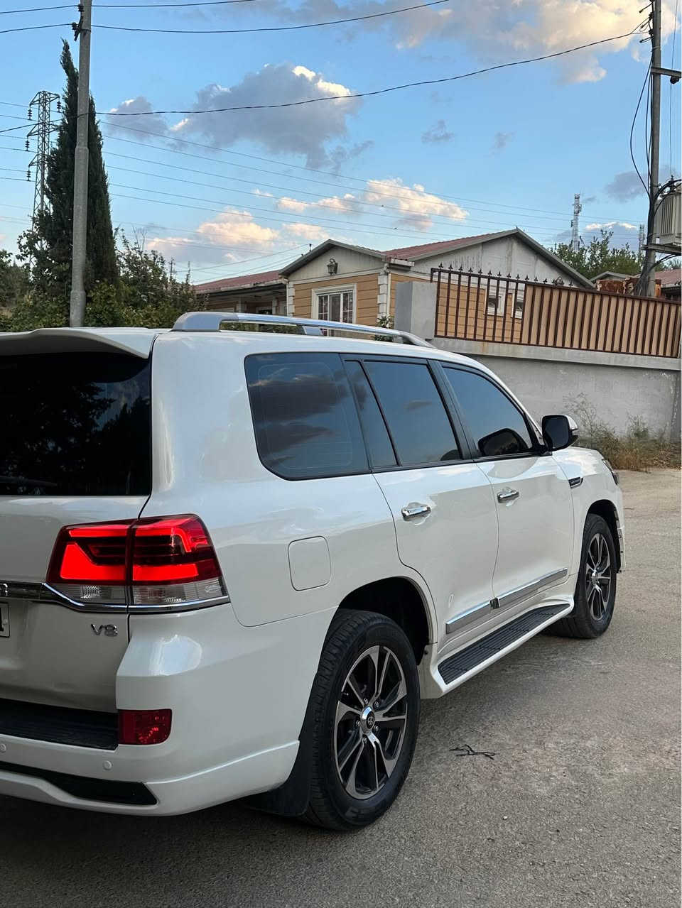 Land Cruiser 2016 GXR v8 
جاملغى پيشى په مپه بى ليدرات 
كير و مكينه به شه رت نه كرايته وه سه وتى نيه 
سنوى نوييه به ناوى منه 
٢٠٠ هه زار كم رؤيشتووه 

كتاب جامره شى مرورى هه يه 
سعرى ٣٨٨$ كه ميك مجال 
               ☎️ *********** أربيل, العراق
