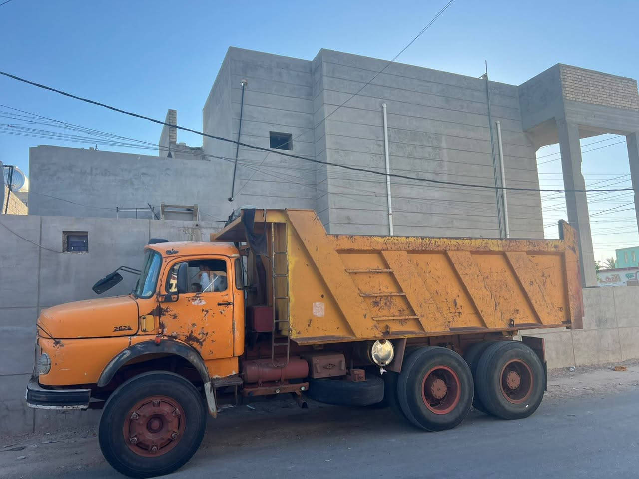 للبيع اقجم موديل 80 مطوله بدي مايلر عمل مجموعة جي اف كير 111 محرك عادي جديد تخم تاير سيارة جاهزة للعمل تحويل مباشر  السعر  40 مليون وبيه مجال للأستفسار ***********
