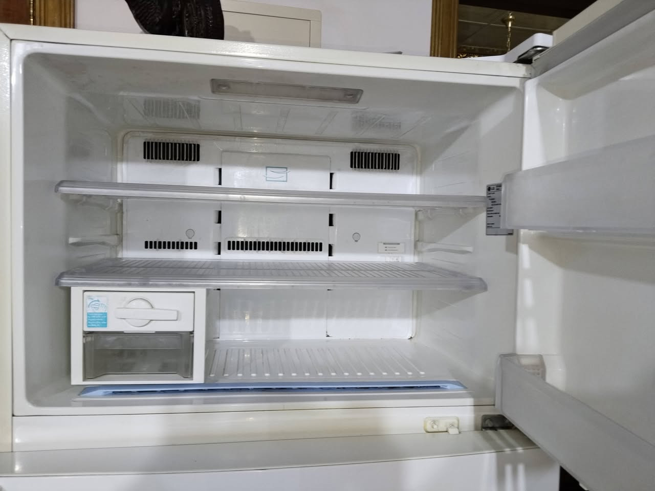 ثلاجة وفريزر مستعملة بحالة تشغيلية ممتازة للبيع
النص:
ثلاجة بابين (فريزر بلاعلى )، بيضاء، بحالة فنية ممتازة.
الثلاجة واسعة من الداخل، الأرفف والأدراج سليمة ونظيفة. تتميز بوجود قوالب ثلج يدوية سهلة الاستخدام وتوزيع تبريد ممتاز.
الشكل الخارجي نظيف مع بعض الآثار الطبيعية للاستخدام (موضحة في الصور).
البيع على الفحص (التبريد شغال 100%).
السعر المطلـوب: [450]
للتواصل: [خاص أو عبر الرقم التالي ***********]
المعاينة في حي [القضاة خلف الدفاع المدني لحي السلام]

