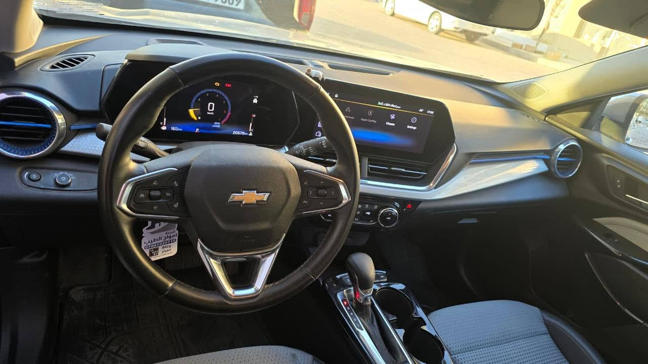 سلام عليكم 

(Chevrolet Trax LT) 2024

​⚙️ الأداء والمحرك
​المحرك: 3 أسطوانات بسعة 1.2 لتر مع شاحن توربيني (Turbo).  

​القوة: 137 حصاناً وعزم دوران يبلغ 220 نيوتن.متر.  

​ناقل الحركة: أوتوماتيكي عادي من 6 سرعات (وليس CVT)، مما يعطي استجابة وسياقة أفضل.  

​نظام الدفع: دفع أمامي (FWD).

​استهلاك الوقود: تقريباً 12.7 كم/لتر داخل المدينة، و13.6 كم/لتر على الطرق السريعة (معدل اقتصادي جداً).

رقم المركبه نجف 

حادث السياره مرفوق مع صور السياره
 ورقم الشاصي :-
#KL77LHE27RC152817

سعر السياره يبلغ 22،500،000

 22مليون و500 الف دينار عراقي
بيها مجال بسيط للشراي الجاد
ملاحظه السياره فقط بيع بدون مراوس 

للأتصال والاستفسار 
***********
