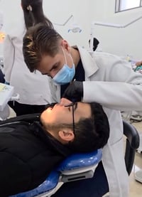 وبركاته 🌹 أنا الطالب حسن خالد طب أسنان – مرحلة خامسة، وأقدّم عدد من عل...