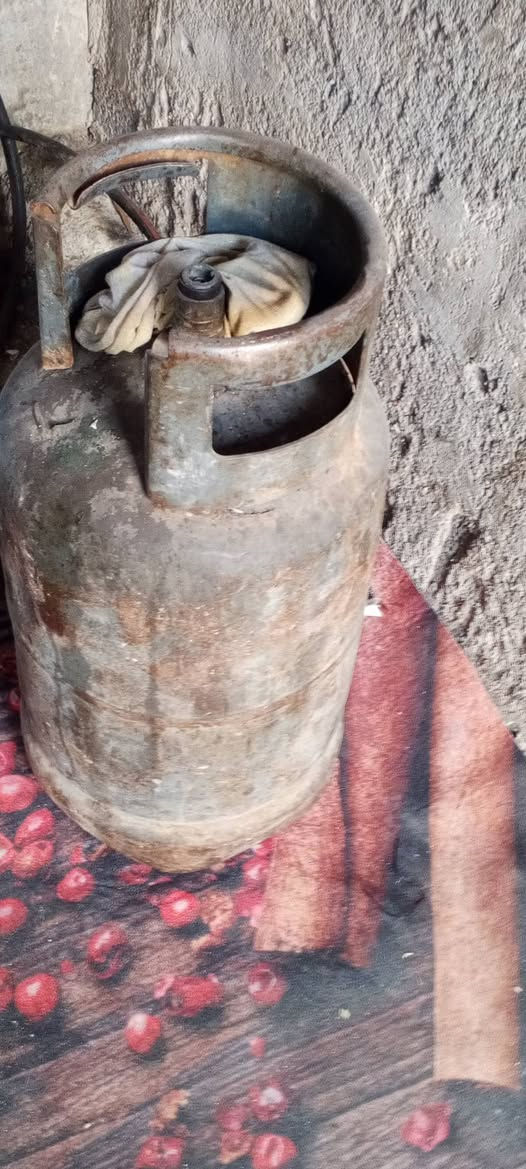 الثلاجه جديدجديده جاهزه وتبرد تخبل السعر 250 وبيها مجال وال ميز وال بلازمه بيها ضربه اشويه السعر 150  وال كنتور ست بوب نضيف السعر 125 والكاونتر تلث قطع نضيف كلش السعر 175 والقنينه السعر 75 والطباخ السعر 75 والماطور شغال عل فحص السعر 35 وال تانكي ابو ال الف اي ضرر مابي ال سعر 75   مكاني بغداد الدولعي علما كل لغراض بيهن مجال بصيط كلش رقمي ***********
