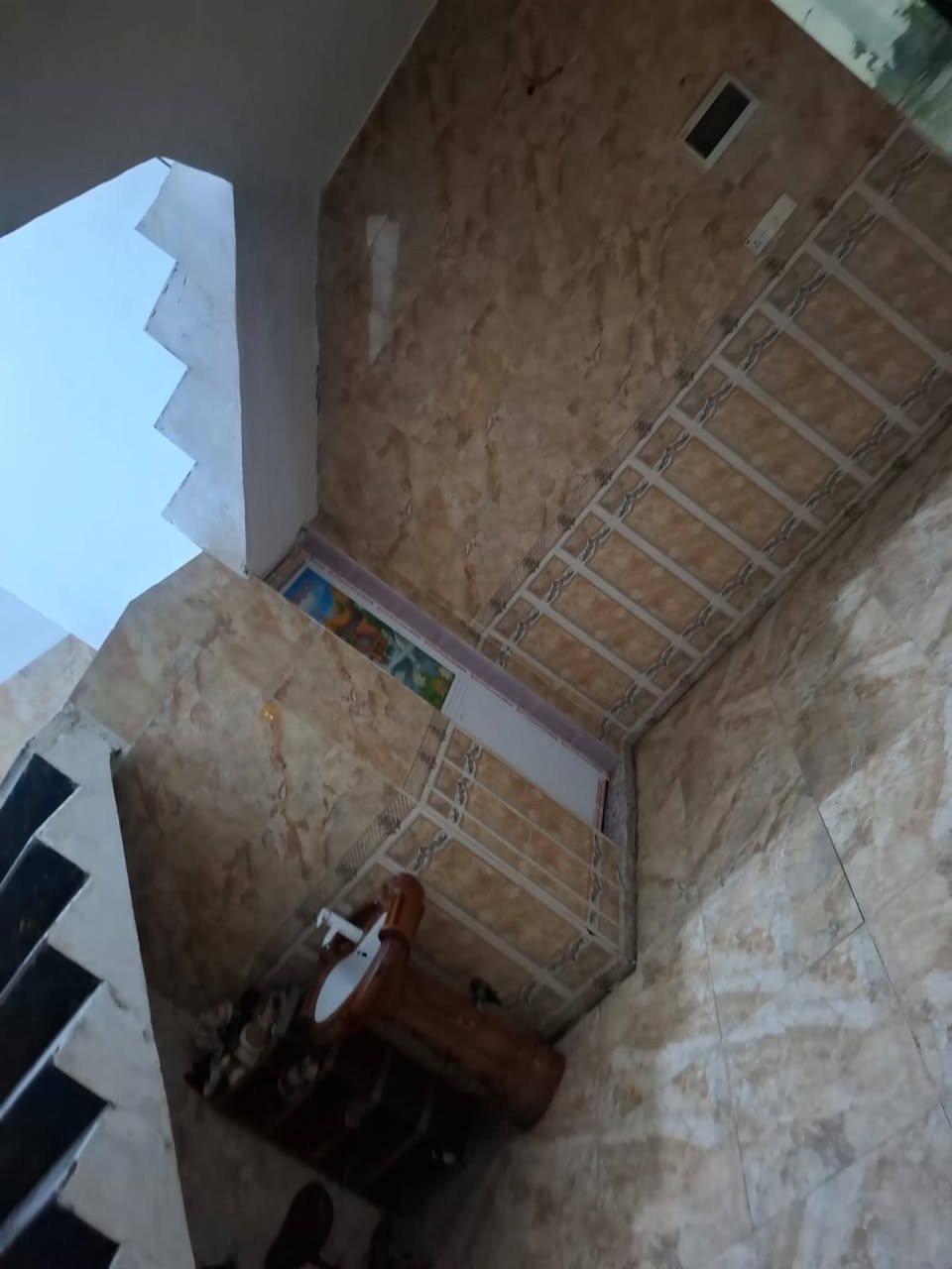 بيت مرقم بلديه بالخضاره الاحرار ٣٧٥م المساحه بي ٤ غرف غرفتين ومطبخ وصاله واستقبال وصحيات خارجيه وحمام داخلي جاهزات سراميك وكهرباء وماء ومولد وخط ضوئي انترنيت والغرفتين الباقيات بدون سقف بعدهن وبي ترك داير البيت بيت خير من الله البناء بلوك فقط الغرفتين طابوق 
السعر خاص موبايل *********** 
ادمن وافق اذا ممكن الله يرحم والديك
