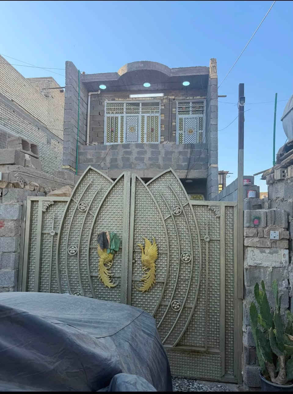 بيت في ام الكبر والغزلان شارع ابو الريش قرب سنتر ام الكبر مقابيل التشجير ع شارع المساحه 180 طابقين بناء بلوك يحتوي  كراج استقبال وغرفتين نوم وطابق الثاني غرفة نوم وبيتونه الاستفسار ***********
