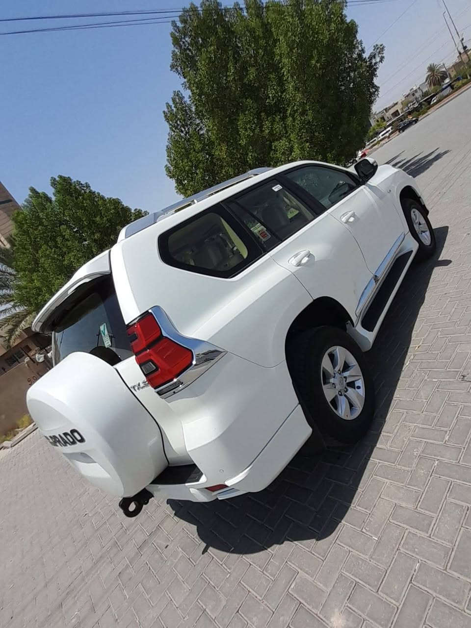 السلام عليكم برادو موديل 2020 فئة TXS وكالة ساس مكفوله ماشيه ٩٩  ألف موصفات فول محرك 6 سلندر دبل تانكي كشنات كهرباء جلد اصلي تبريد ثلاث قطع رقم التلفون ***********
