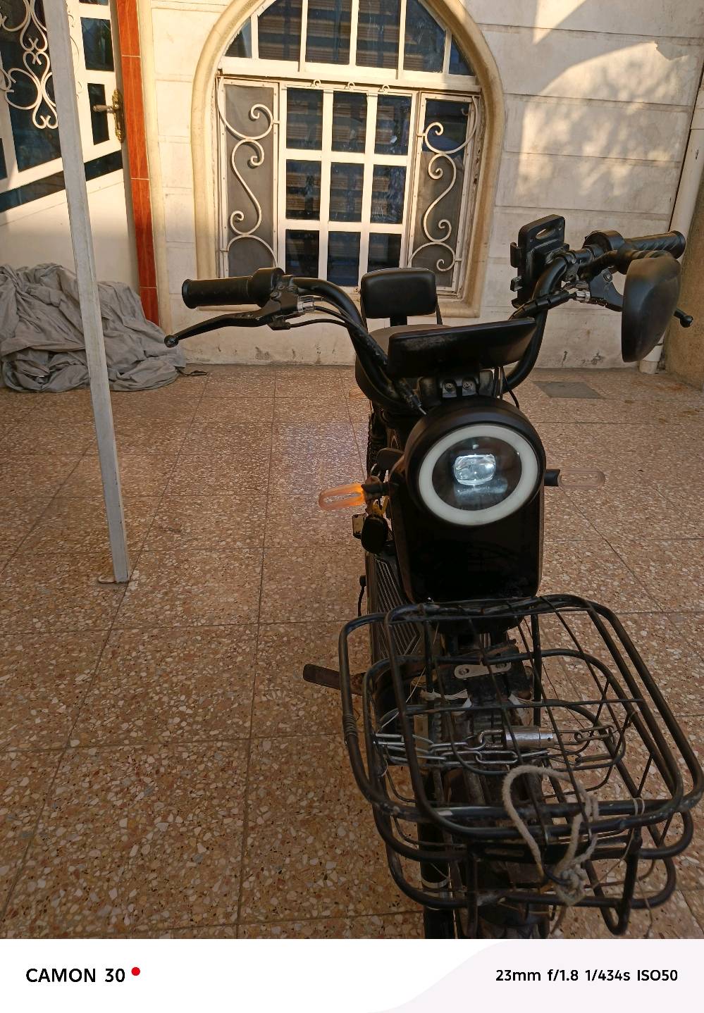 دراجة نظيفة وبحالة ممتازة (مثل ما موضح بالصور)، تصميم عملي ومميز، مزودة بسلة خلفية واسعة للحمل، إضاءة أمامية قوية، ومثبت هاتف لتسهيل الاستخدام والتنقل.
​السعر: 150 (قفل نهائي 🔏)
​للإستفسار والتواصل (اتصال أو واتساب):
 مكاني بغداد الكرخ) 
*********** 📞