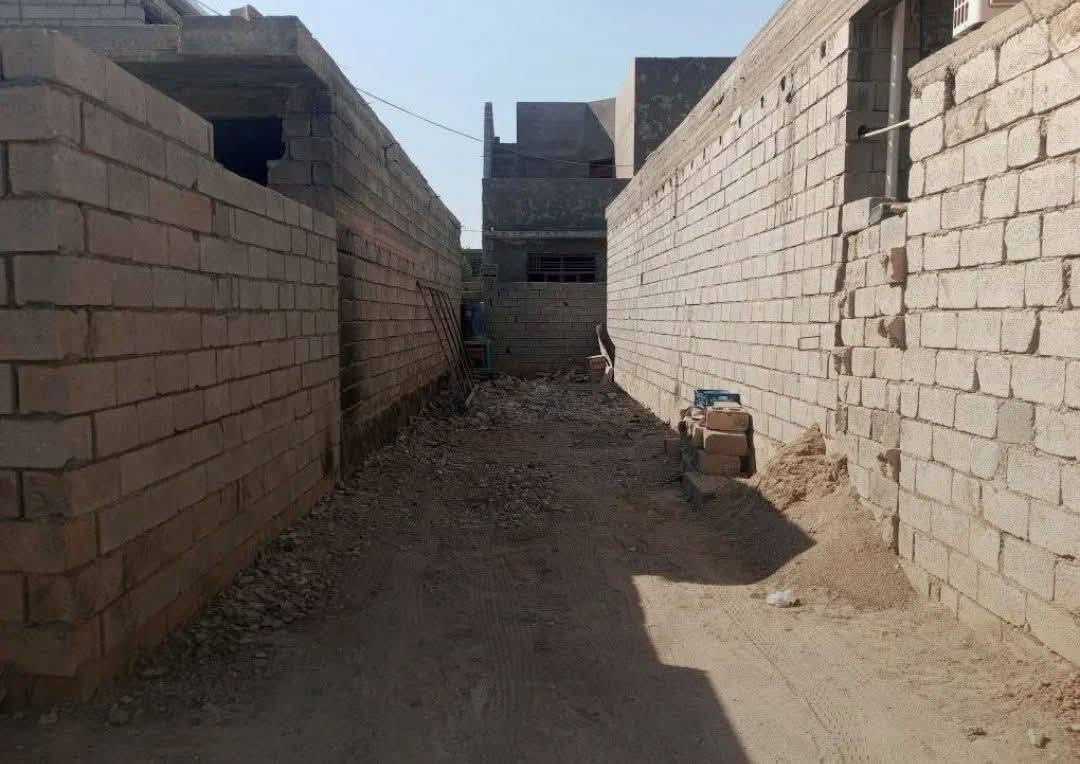 السلام عليكم
متاح بيت للبيع مع قطعة المساحة الكلية 250 مساحة البيت 160 والقطعة 90 البيت يتكون من  غرفتين نوم + صالة + استقبال + مطبخ بالإضافة الى مجمع صحيات داخل وخارج مع كراج السعر 73 وبي مجال الموقع الخالص حي الزهراء (حي شمر)
 للاستفسار اكثر الاتصال على الرقم ***********
