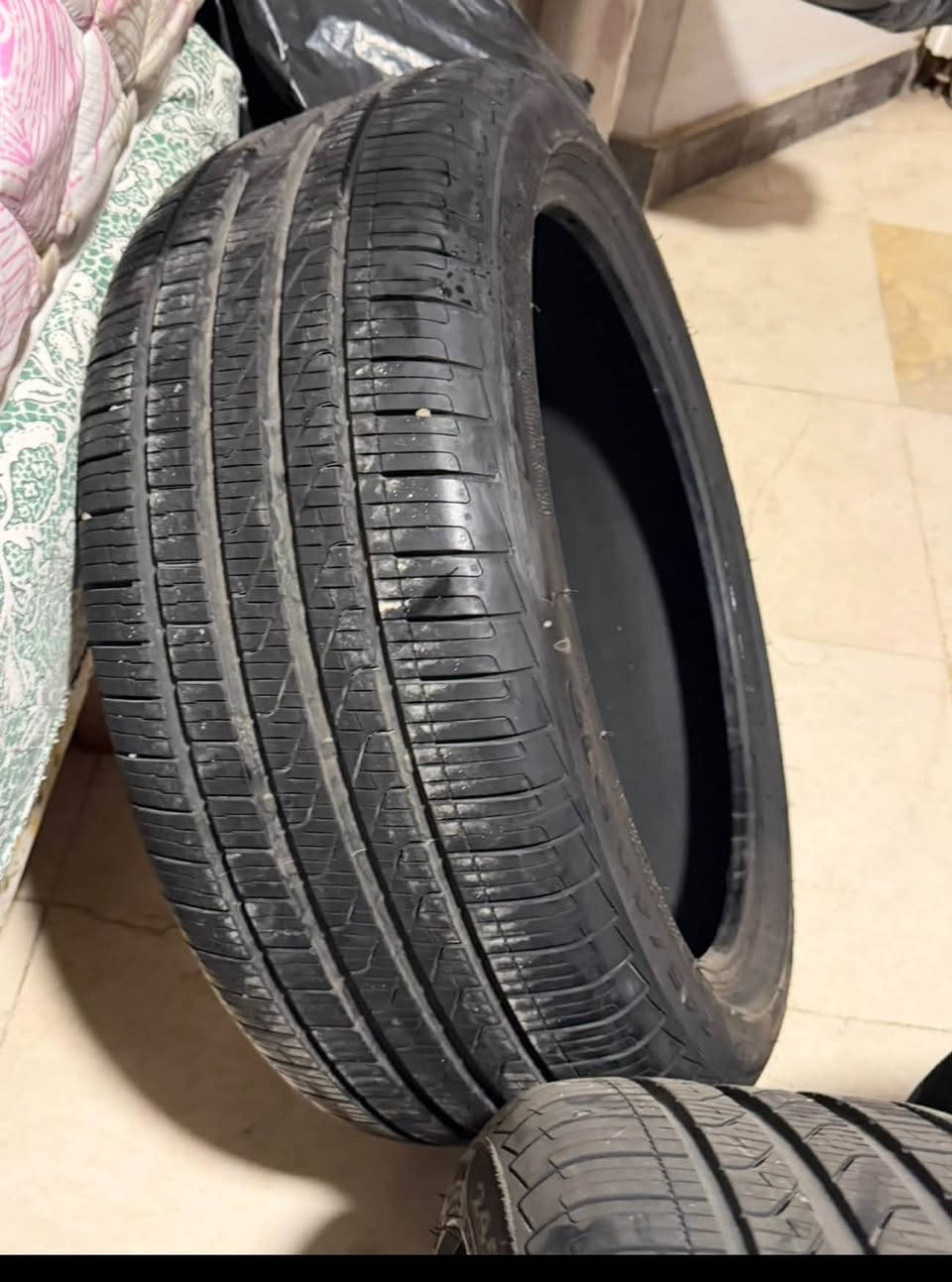 للبيع ٣ تايرات رن فلات 
مال مارسدس e350. ٢٠٢٢
انشالن من السياره من جانت ماشيه ٩ الف كم قياس 245 /40 R19 
للاتصال ***********
