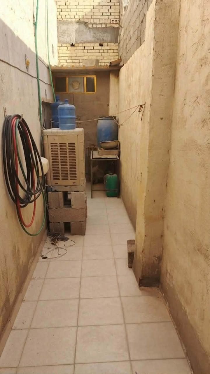 السلام عليكم عندي بيت للبيع طابق واحد مساحة 200 متر / يحتوي البيت على استقبال ومطبخ وغرف عدد 2 + صحيات وترك وبيتونه وسطح + گراج جبير بيت كامل خدمات مي + خطين كهرباء مجاري كامل بيت بي قصاصه قرار تمليك من المجلس البلدي
موقع المكان / بغداد مجمع فدك الرئاسة قرب المجلس البلدي
التواصل على هذا الرقم /مكتب صادق العقار *********** سعر 60 وبي مجال
