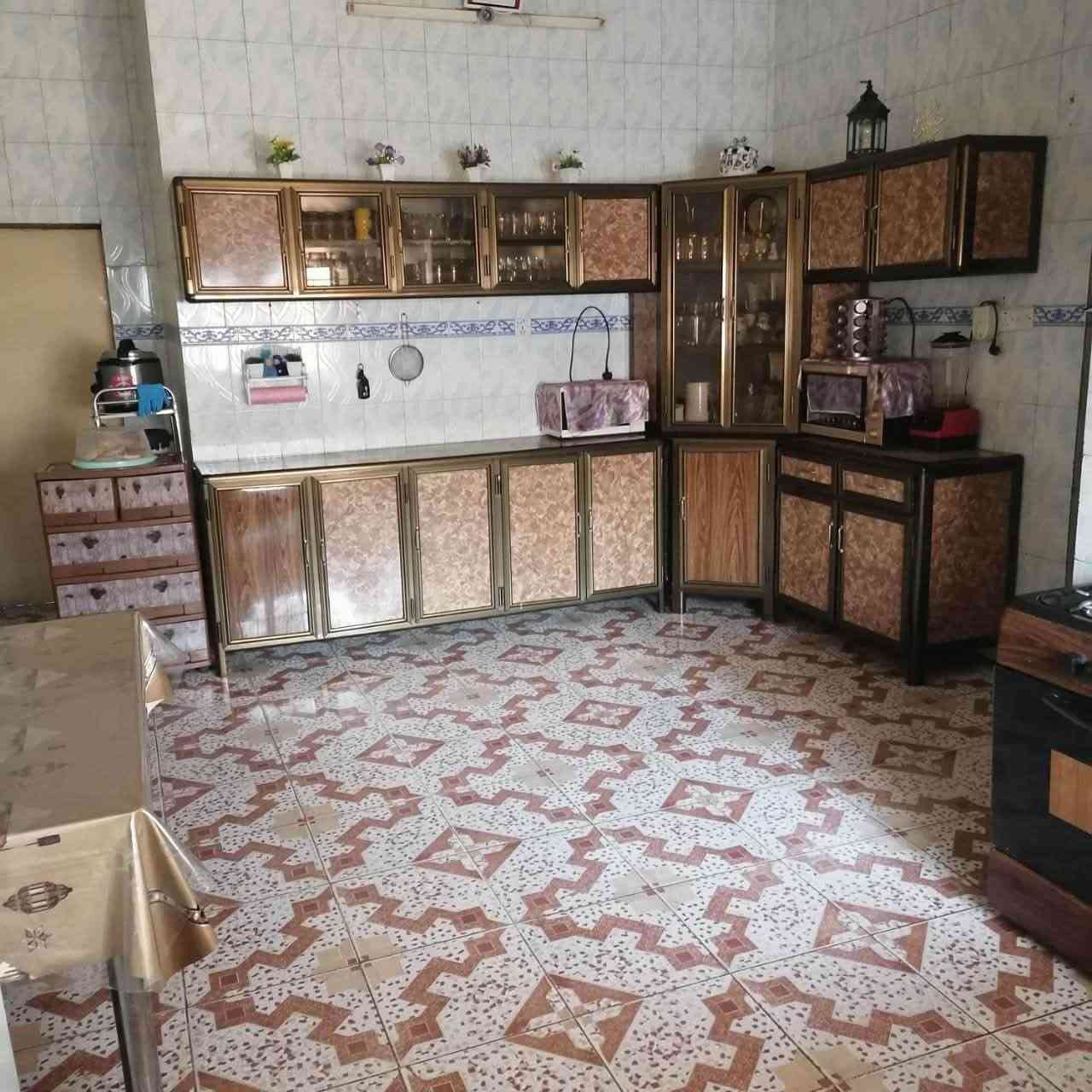 عدنا بيت بالمهندسين شارع المقيمين مساحه 308
بناء 2000 طابقين 
الطابق الاول 3 غرف كبار وصحيات ومطبخ واستقبال
الطابق الثاني 3 غرف وصاله وبالسطح اكو مطبخ ومخزن
وموجود صحيات بالطارمه 
ورا البيت شارع مدرسه الشهيد ضياء يعني خدمات 
والبيت يصير بصف ركن على شارع عشرين
يعني هم يصلح استثمار  اذا تاخذه قطعه وتبنيها مشتملات
السعر المطلوب 380 وقابل للتفاوض
الاستفسار
***********
