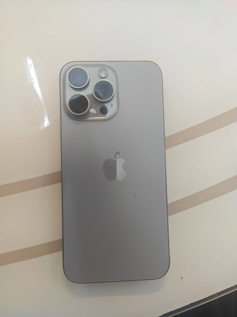 للبيع iPhone 15 Pro Max

- السعة: 256GB
- صحة البطارية: 88%
- الشاشة مكسورة وبها خطوط.
- الجهاز شغال.
- السعر: 800 ألف دينار (بيه مجال بالمعقول).

📍العنوان: بغداد – البنوك
📞 للتواصل: ***********
