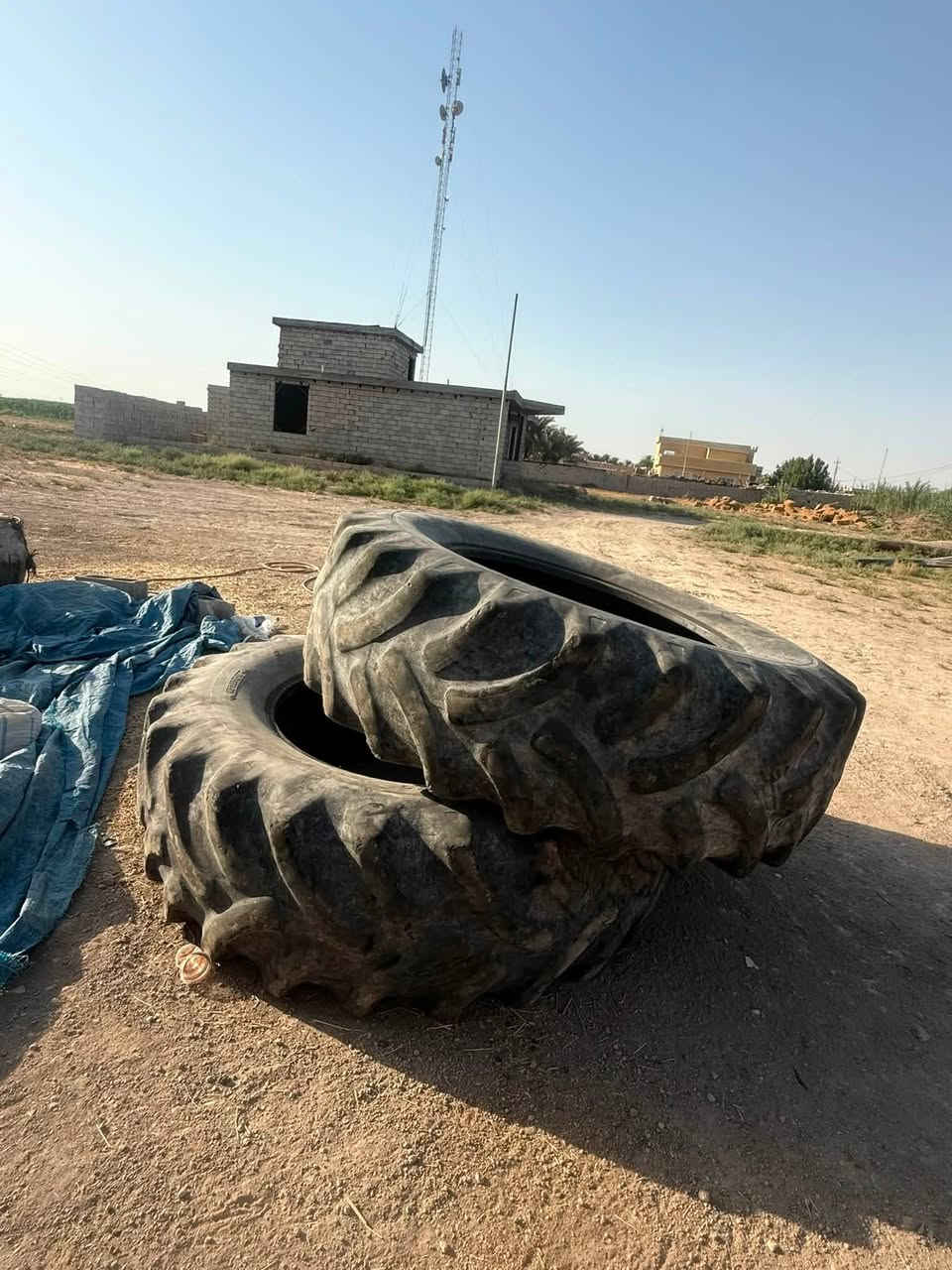 للبيع تخم تاير نضيف حجم الخلفي 38/8/20وحجم لأمامي 28/9/16مكان بغداد استفسار ***********
