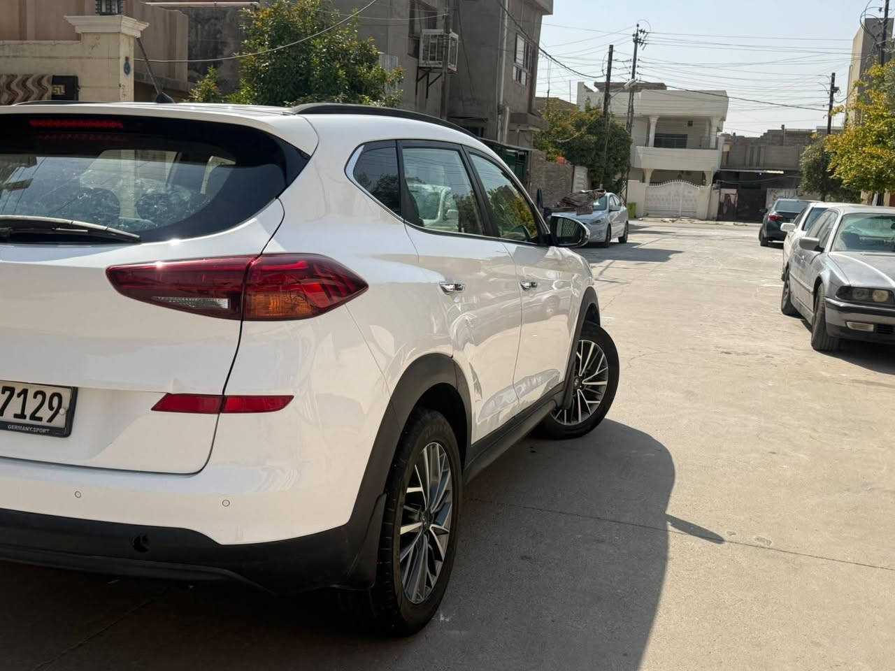 هونداي توسان 2019 خليجي كوري ( المرغوب ) 
رقم سليمانية شرط التحويل
السيارة جديدة ماشية 147 الف 
بدون صبغ
كير بالشرط محرك ما مفتوح
سنوية لل28 
بطاقة بانزين 
بيها تعديل بارد زاوية باب السكن و فد شوية عبار ع الباب الثاني مثل ما موضح بالصورة و بيها كارت صغير كلش بالجامرلغ الخلفي السكن 
السعر 177 
رقم : ***********
كامل التفاصيل مذكورة بل منشور مو شراي صل على النبي و اعبر المنشور كركوك, العراق
