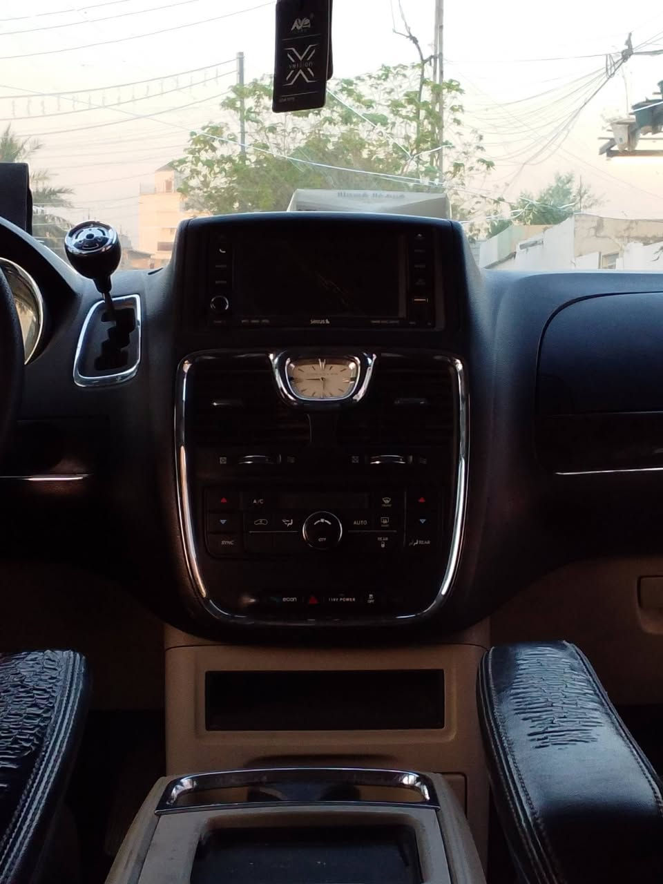 سلام عليكم  للبيع كرايسلر  اكلين بس بل باب الي وره الصدر ضاربته تكتك و بعده عله حطته والسياره خير من الله عله تبريد و عله صدر و عله تايرات و بيه عازل حراره مال جام و الوره تضليلي كتم و المكينه حلوه و يجي وياه الجنطه مالته  الصلي البيبان الوره شفط و الصندوك هم  الموديل 2014 حجم المكينه 3600   المكان بغداد السعر 150 و بيه مجال الستفسأر *********** واتساب و الرصيد متواجد فقط
