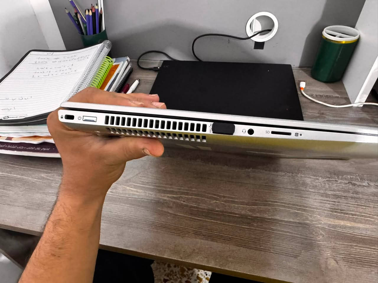 سلام عليكم لابتوب للبيع لابتوب عملي او دراسي كولش حلو نضيف مواصفاته 

HP ProBook x360 440 G1

⚙️ المعالج

Intel Core i7-8550U بسرعة 1.80GHz، وتصل تقريبًا إلى 4.0GHz

🧠 الرام

16GB RAM

🎮 كرت الشاشة

NVIDIA GeForce MX130 2GB + Intel UHD Graphics 620

💾 التخزين

477GB تقريبًا (غالبًا SSD 512GB)

🖥️ الشاشة

14 إنچ

✋ اللمس

يدعم 10 نقاط لمس + قلم/لمس

🏗️ النوع

x360 — الشاشة تنقلب 360° ويصير مثل التابلت

🪟 النظام

Windows بنظام 64-bit 
 ملاحظة مواصفات الحاسبة الي مايعرف     

العنوان : بغداد الامين الثانية ريه وسكينه متواجد واتساب فقط ***********
