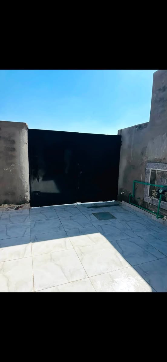 سلام عليكم بيت لبيع200 متر زراعي بشارع جملون مال واثق الغروي مقابيل سوق بي غرفتين كاع بورسلين اسباني حمامات ثنين وصاله كبيره حوليه بيت كامل مانقصه شي بس واجهي سطح شتاكير بناء حديث قبل شهرين بنيته بناء طابوك درجه اولى ***********
