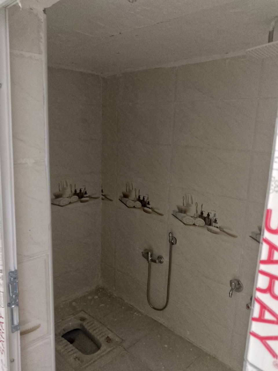 بيت زراعي سند 25داخل التخطيط العمراني حولي الجامعه مقابل بيت المرمر حي الثقافي المساحه 110متر مع كافة الخدمات يباع قسد ونقد السعر 60الاستفسار ***********غرفه وصاله وبراني ومطبخ وصيحيات داخلي وخارجي مع مغسله وتانكي وماطور مولده كهرباء وسخان
