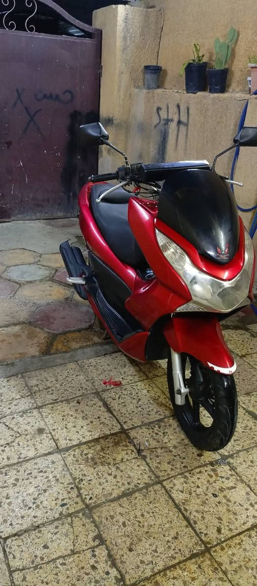 سلام عليكم pcx جيل اول ياباني كفرات اصلي محرك نضيف حساس استان حساس ازدحام  دراجه جديده كامله من كلشي لايت زنون تايرات جدد مكاني الغزاليه موبايل *********** وإذا مراوس بجيل ثاني او ثالث
