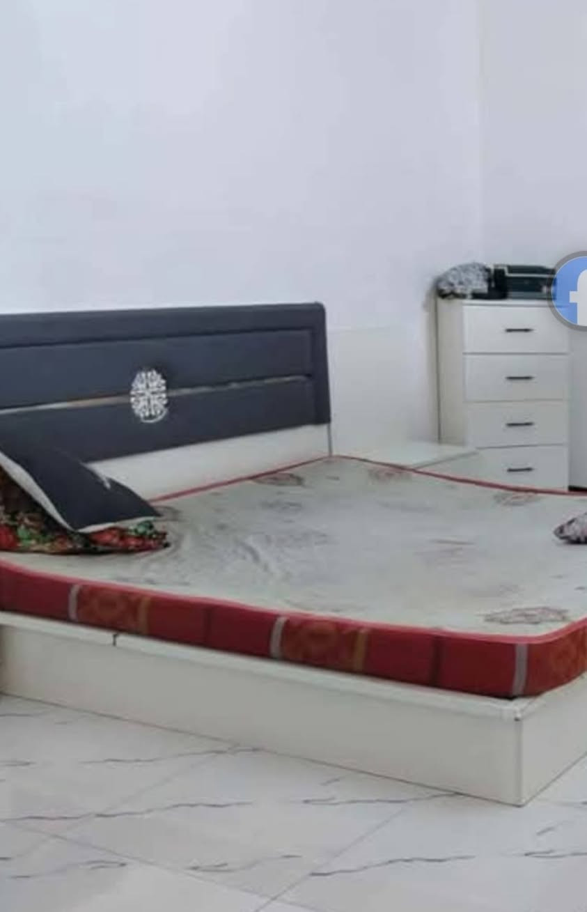 دار للبيع  150 متر  زراعي  سند 25 طابقين بناء حديث  التقيه الثالثه مقابل  بانزين خانة عبد الامير عبيس    قريب للشارع العام  يحتوي علئ غرف نوم 2. صاله 2 استقبال  مطبخ  مجمعات صحيه. 3 مناور. 2. طارمه السعر  90  وبي مجال اداستفسار خاص او  تصال ب***********
