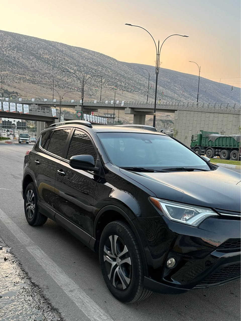 Toyota ra4 2017 AWD 
٧٢ هه زار رؤيشتووه
ده بل اكسل 
به س بونيتى په مپه بى داخلى 
شانسى و بدنه به شه رت 

كير و مكينه  به شه رت نه كرايته وه 
بئ عه يب

رقم و سنوى نوي يه  به ناوى خومه 
          ☎️   *********** أربيل, العراق

