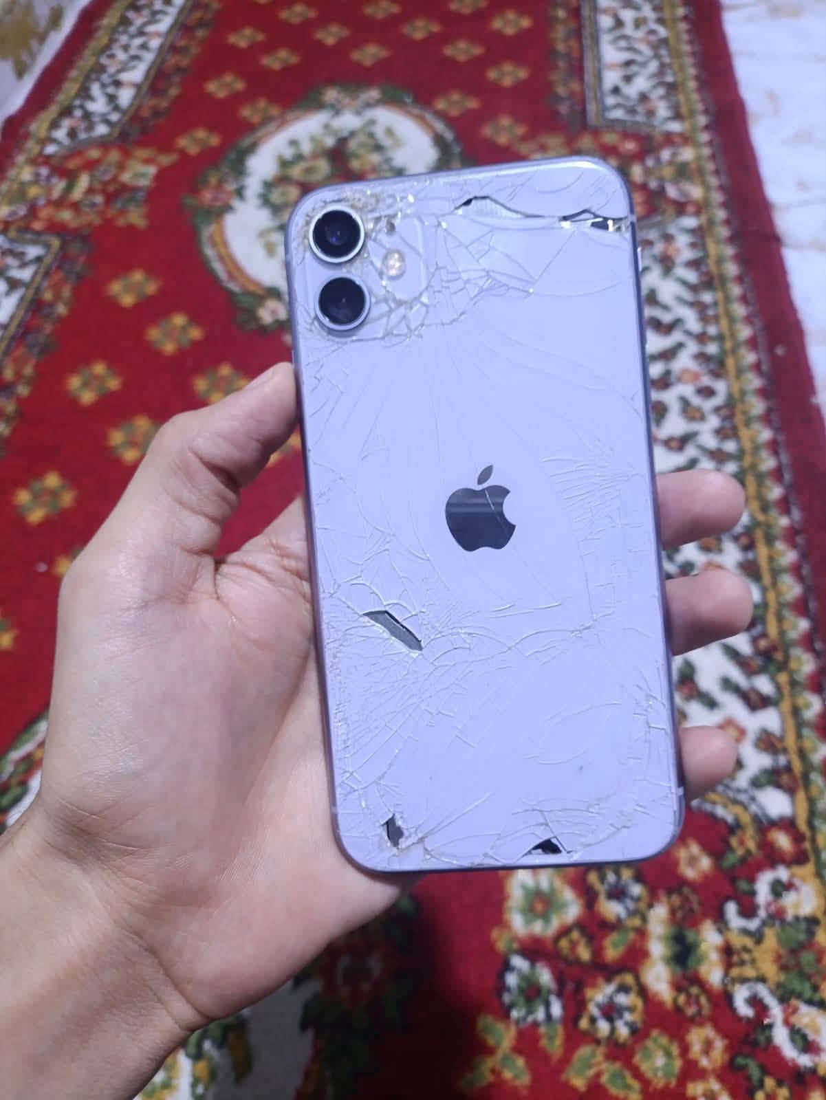 السلام عليكم 
ايفون 11 عادي ذاكره 128 الجهاز بلاد مامفتوح
بطاريه 80 جهاز نضيف مامفتوح بيه برغي
فيس ايدي شغال كامرات شغاله بالكامل
مفتوحً تخطي !!!!!!!!
للتواصل واتساب ***********
السعر 135 وبيه مجال
