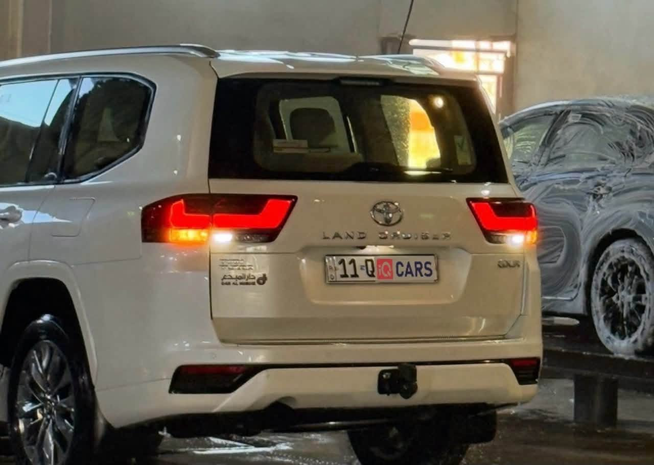 تويوتا لاندكروزر GXR 3.5 Twin Turbo موديل 2024 السيارة كفالة عامة /ماشية 27الف 
* المحرك: V6 توين تيربو سعة 3.5 لتر.
* القوة: 409 حصان.
* العزم: 650 نيوتن·متر.
* ناقل الحركة: أوتوماتيك 10 سرعات.
* نظام الدفع: رباعي دائم (4WD).
* عدد المقاعد: 7 مقاعد.
* خزان الوقود: 110 لتر.
* مقاس الإطارات: 265/55 R20. 

ومن أهم التجهيزات:

* مصابيح LED مع إضاءة نهارية.
* جنوط ألمنيوم 20 إنش.
* فتحة سقف.
* باب خلفي كهربائي.
* شاشة 12.3 بوصة.
* نظام صوت JBL بـ 14 سماعة.
* شاحن لاسلكي.
* مقاعد جلد كهربائية مع تبريد وتدفئة.
* Apple CarPlay وAndroid Auto.
* كاميرات وحساسات أمامية وخلفية.
* مثبت سرعة.
* نظام Toyota Safety Sense للسلامة
* ⁠استفسار الاتصال على الرقم /***********
* ⁠ملاحضة / السيارة بيها ضمان مع تبديلات دهن مجانية
