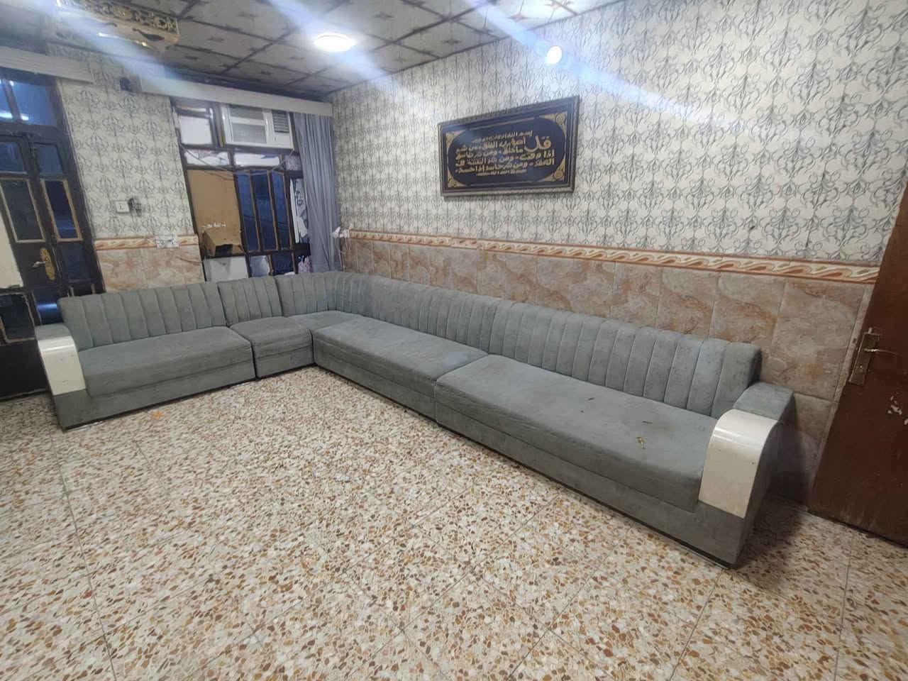 يوان 10مقاعد نضيف للبيع سعر 300وبي مجال مكان الزعفرانيه شارع الكهرباء اتصال ***********
