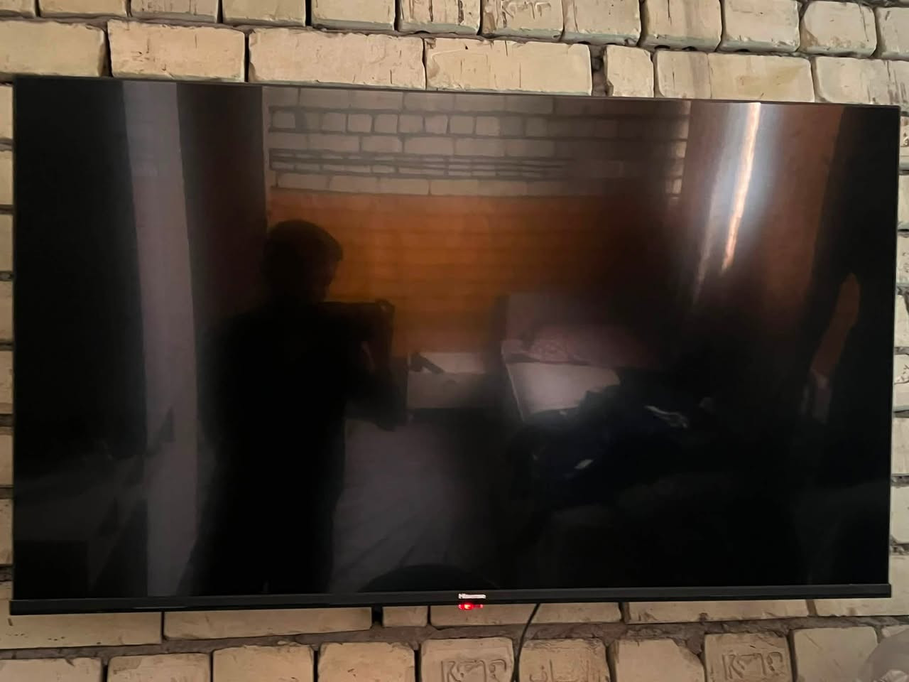 الحجم: 43 بوصة.
الدقة: Ultra HD 4K (بدقة \bm{3840 \times 2160} بكسل).
 Dolby Vision HDR: تقنية تحسين الألوان والتباين لعرض مشاهد أكثر حيوية وواقعية.
 4K AI Upscaler: معالج ذكي لرفع جودة المحتوى القديم أو المنخفض الدقة ليقترب من جودة الـ 4K.
 Pixel Tuning: ضبط دقيق للبكسلات لتحسين التفاصيل المظلمة والمضيئة في الشاشة.
⚙️ النظام والأداء
 نظام التشغيل: VIDAA (نظام سريع وخفيف يدعم التطبيقات الأساسية مثل Netflix, YouTube, Prime Video).
 Game Mode Plus: وضع مخصص للألعاب يقلل من التأخير (Input Lag) ويضمن تجربة لعب أكثر سلاسة.
 VIDAA Voice: يدعم التحكم الصوتي الشاشة.
🔊 الصوت
 DTS Virtual:X / DTS X: تقنية صوت محيطي ثلاثي الأبعاد.
 Dolby Audio: لتقديم صوت واضح ونقي أثناء مشاهدة الأفلام والبرامج.
📶 الاتصال والربط الذكي
 Apple AirPlay & Apple Home: إمكانية مشاركة الشاشة بسهولة من أجهزة آيفون وآيباد والتحكم بها عبر منظومة أبل.
 Bluetooth: لتوصيل السماعات اللاسلكية أو أجهزة الصوت الخارجية.
 Dual-Band Wi-Fi: يدعم الاتصال بالواي فاي عبر النطاقين (2.4GHz و 5GHz) لسرعة استجابة واستقرار أكبر أثناء البث.

للتواصل على الرقم او خاص 
***********
