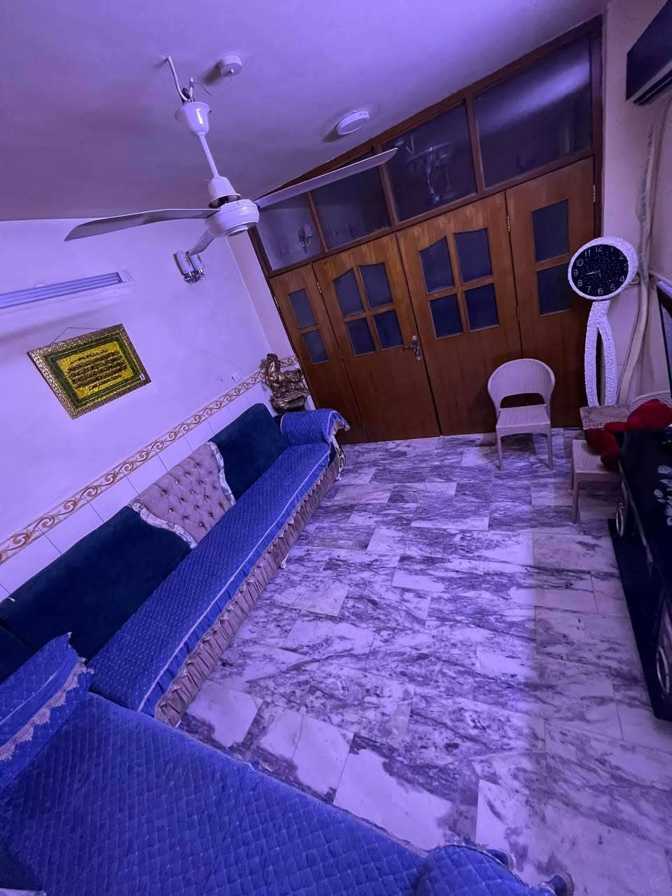 🏘️دار رگــــــن على ساحة للأيجــــــــار 
فـٓــــي حـــــــي الطيـــــــارة قـــــٰـرب آســـــواق مريومــــة
________________
المساحــــــة // 150م رگـــــــن 
الواجهـــــــــة // 8م
النــــــــــــزال // 18.8م
________________
🧱#الطابــــــــــــــق #الأرضـــــــــــــي
غـــــــــرفة وصالــــــــــة وهـــــــــــــول ومطــــــــــبخ ومجمــــــــــع صحــــــــيات وگـــــــــراج ومنــــــــور دور ...
🧱#الطابــــــــــــــق #الثانــــــــــــــــي 
غرفتـــــــــــين وهـــــــــــــول ...
_______________
للأستفســـــــار الاتصال ***********
