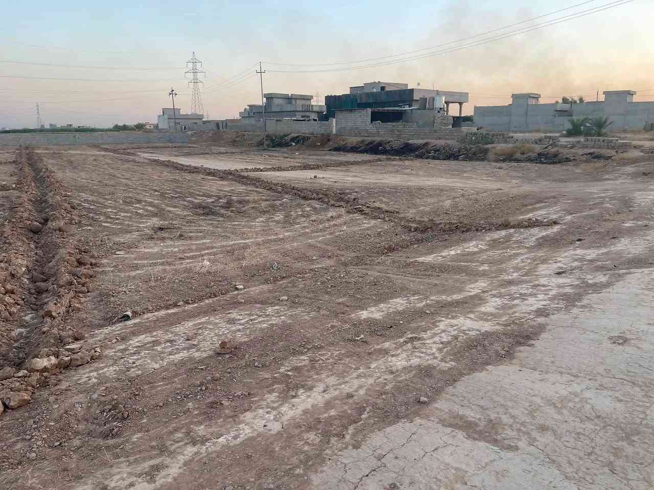 قطع للبيع منطقة(طيبة)مقابل معرض جوهرة الخليج يبعد عن الشارع العام 50 متر خلف التجاري المساحات 200 متر خدمات ماء وكهرباء وسكن ومدارس (سعر القطعة اربعة ملايين) ***********
