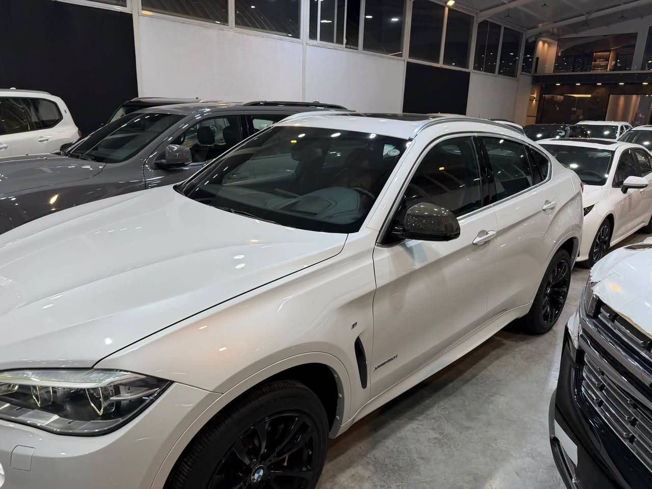 السلام عليكم ورحمة الله وبركاته للبيع
Bmw X6 M50i X Drive
Carbon Fiber package 
السياره فول مواصفات موديل 2015
ماشية 125 كم 
بدون صبغ مكفولة
اعلى مواصفات بهاي الفئة 

مكان السياره بغداد 
للاستفسار ***********
