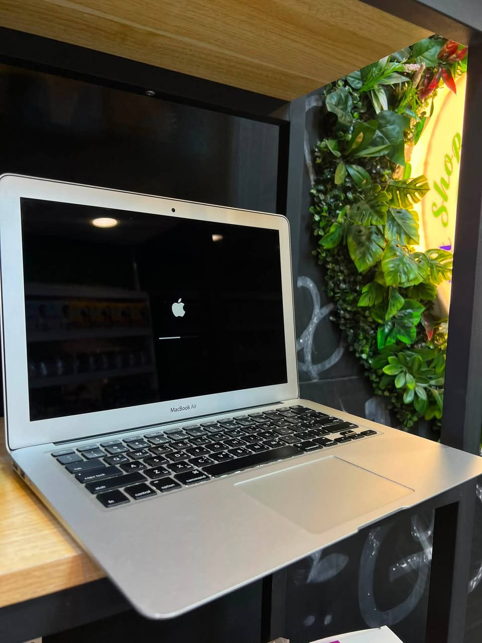 سلام عليكم

💻 MacBook Air (13-inch, 2013) 

• المعالج: Intel Core i5 (1.3 GHz Dual-Core) 🚀

• الذاكرة (RAM): سعة 4 جيجابايت DDR3 🧠

• الجرافيك: Intel HD Graphics 5000 🎞️

• النظام: macOS Monterey (الإصدار 11.7.11) 🍏

• لوحة المفاتيح: تدعم العربية والإنجليزية (أصلية) ⌨️

السعر 200 الف 

بغداد - السيدية 
***********
