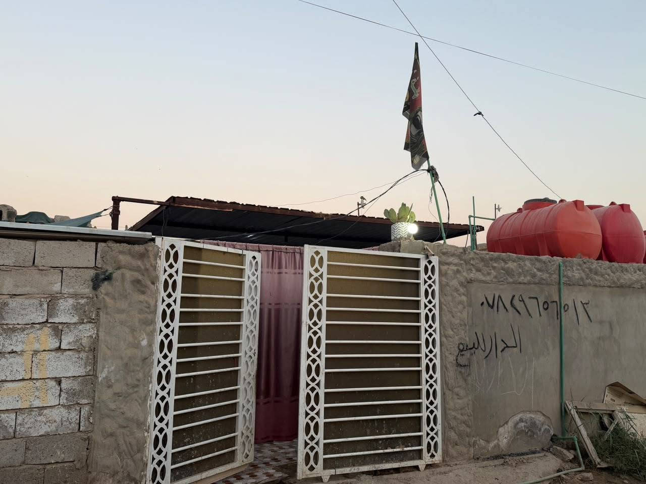 السلام عليكم بيت للبيع بحي سكينه مساحت البيت 200متر 
يحتوي علئ غرفه 5×4
وغرفه 5×3ونص البيت مجهز من كلشي وهول 5×3ونص
والمضيف 6×3ونص
والمطبخ 4×3ونص 
ويحتوي علئ طارمه 10متر 
الستفسار علئ رقم ***********
