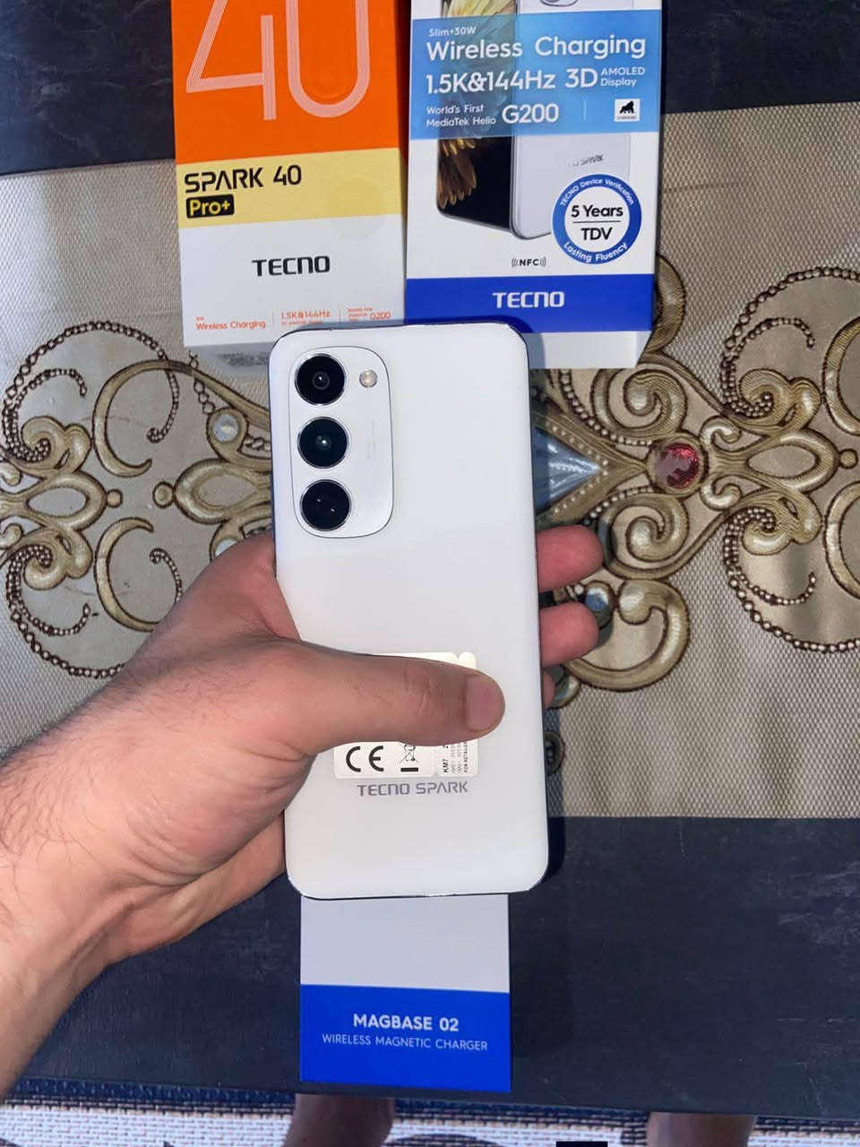 للبيع: Tecno Spark 40 Pro Plus (تكنو سبارك 40 برو بلس)
النظافة: ( نظيف جداً أخو الجديد / مستخدم لفترة بسيطة).
المساحة: 256 جيجابايت.
الرام: 16 جيجابايت (8 أساسي + 8 ممتد).
الشاشة: شاشة أموليد منحنية 144Hz بدقة 1.5K (ألوان وسلاسة خيالية).
المعالج: Helio G200 قوي جداً بالاستخدام والالعاب.
البطارية: 5200 مللي أمبير (تطول يوم كامل) وتدعم الشحن السريع واللاسلكي.
الملحقات: العلبة كاملة + الشاحن اللاسلكي المغناطيسي الأصلي المتطور (MagBase 02) الموضح بالصورة  توصل وتساب ***********مكاني طارميه شارع تدبير او مراوس ب ايفون11
