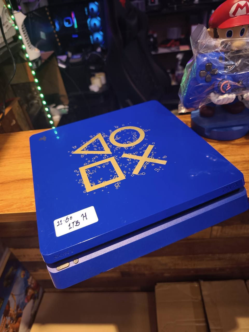 PS4 SLIM 1TB USED LIMITED EDITION 
بلي4 سلم بالة مستعمل نسخة خاصة ..
الجهاز قطعة مميزة نظافة فوول،ذاكرة الجهاز الداخلية 1TB
تحديث النظام 12.00 ،الجهاز قابل للتعديل ..
ملحقات الجهاز جوستك اصلي مع الكيبلات والكارتون الأصلية ..
للطلب والاستفسار الاتصال بالأرقام التالية:-
***********/واتساب 
***********/واتساب
او مراجعة مكتبنا الكائن في بغداد شارع الصناعة مجمع النعمان التجاري الطابق الأول ..
متوفر خدمة توصيل بغداد وجميع المحافظات .

نص مكتوب في الصور:
- PlayStation 4 Limited Edition PLAY IN GOLD Iconic Design. Legendary Play. DAYS OF PLAY LIMITED EDITION Exclusive blue-and-gold design. 1TB STORAGE Space for your game library. HDR HDR GAMING Rich color and vivid detail. DUALSHOCK 4 Precision in every move. PLAY HAS NO LIMITS. OWN THE ICON.