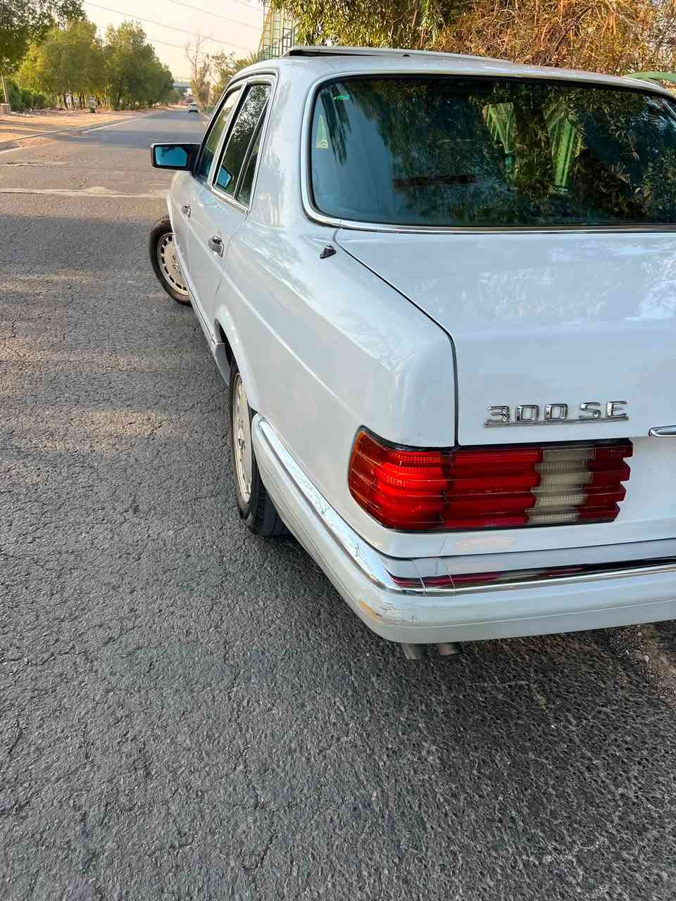 � للبيع: مرسيدس جانبو موديل 1990 🚘

سيارة نظيفة جدًا وجاهزة للاستخدام، ولا تحتاج أي مصروف.

✅ الصبغ جديد ومكفول، عدا الأهلة الخلفية فقط وخشم الجاملغ الأمامي (عكس السائق). عدى بارد باب السايق وجاملغ شوية  وباب خلفي عكس السايق ايضاً بارد 
✅ محرك وكير مال حاوية وارد يابان، تم تركيبهم قبل شهرين.
✅ منظومة البنزين كاملة جديدة، من التانكي إلى النوزلات.
✅ بطارية جديدة تم تركيبها أمس.
✅ السيارة مكفولة من ناحية الشاصي والهيكل وخالية من الخياس. سلايت طكتين 
✅ منظومة التبريد جديدة، غرفة ودبل مروحة مع بردات بلدية.
✅ رقم بغداد باسمي وجميع أوراقها أصولية وجاهزة للنقل.

🚗 السيارة كاملة وجاهزة، مناسبة للاستخدام اليومي أو السفر، ولا تحتاج أي صرف.
السعر 120 ورقة وبيها مجال 

مكان السيارة بغداد الدولعي 

📞 للاستفسار والمعاينة، راسلني على الخاص أو اتصال ***********
