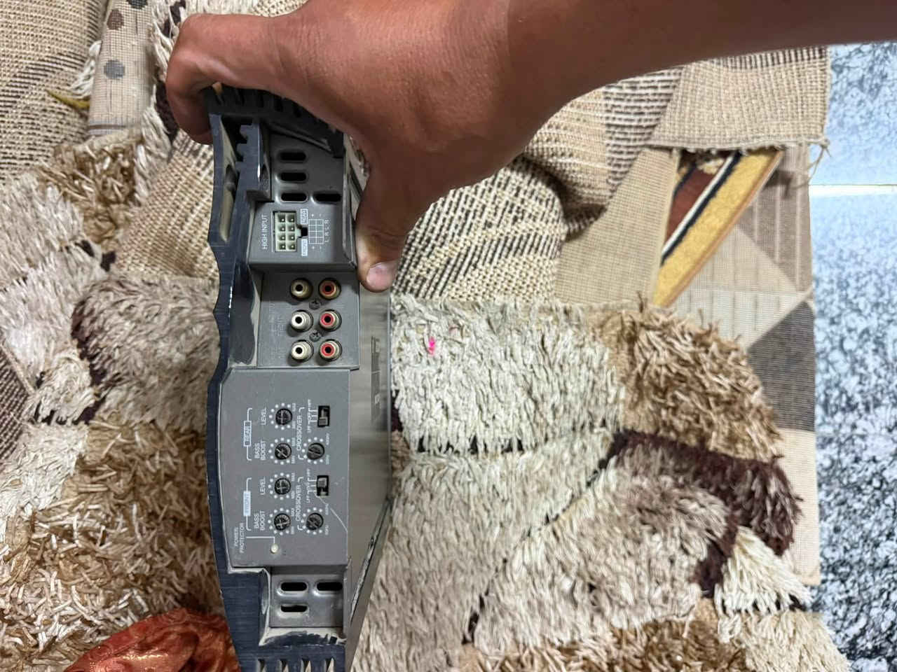 سلام عليكم أمبلي فاير JVC اصلي 4 مخارج يعني ينشد عليه سماعتين بيضوية ودمام جنت رابطه بسيارتي مستعمل آخو الجديد ما مصلح الي يفيده يراسلني واتساب ***********
