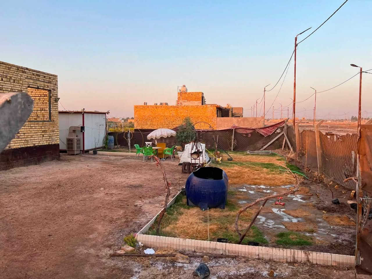 #هيكل مع عرصه_للــبـيــع  🏡   🏡 #الموقع الديوانية    قرب بانزيخانة الشموس  🏡
✅ طابو زراعي 
✅ سند ،25 
✅ مداور ثاني يوم  باسم المشتري 
📍 الموقع: مجمع الامير السكني 
📐 المساحة: 400 م²
🏗️ البناء: 2026  – )
يتكون الهيكل  من:
غرفة نوم  طول 8 وعرض 5 
صاله طول 8 وعرض 5 
مطبخ مفتوح ع الصاله 
صحيات
 تباع بالكامل مع الكرفان والمبرده والمولده  والشوايه مزوده بمنظومة كامرات 
——————————————-
#متابعة_الصفحة
#نستقبل_جميع_عروضكم
———————————————————
🔺#للاستفسار الاتصال   على ***********
