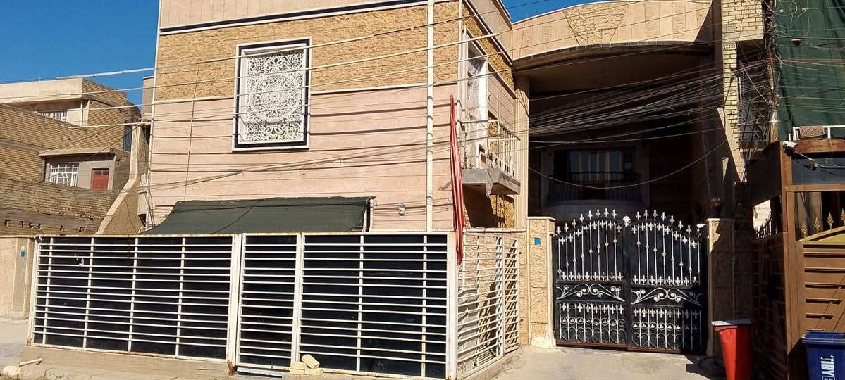 السلام عليكم بيت للبيع طابو صرف منطقة الامين سكينة وكريات خلف جامع الرحمن مباشرة  تفاصيل البيت مساحته 300والواجه 12  البيت نضيف ويحتوي على مشتمل خارجي تابع للبيت  طابقين البيت والمشتمل  للاستفسار اكثر ***********
